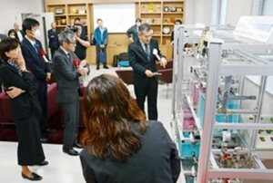 開所式における展示物の説明