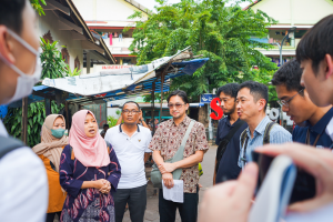産学共同研究の一環として、ダイキン工業と共にインドネシアの省庁、地方自治体、NGO、住宅地を訪問