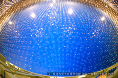 5 万トンの純水で満たされたスーパーカミオカンデ （東京大学宇宙線研究所神岡宇宙素粒子研究施設）