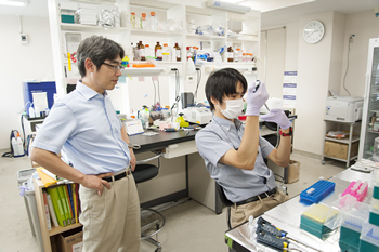 研究員たちと日々実験を繰り返す研究室で。2014年には博士研究員の一人が「第21回東アジアシンポジウム」に参加し，「Outstanding Young Scientist 1st Place TOMY Award」を受賞、また別の一人が同年の日本免疫学会でベストプレゼンテーション賞を受賞するなどの活躍を見せた。
