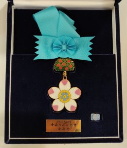 りんごの木・花を模した勲章