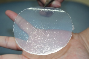 ナノシートから作成した透明な膜。画期的な包装用紙に活用する可能性が期待される。