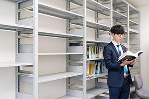 神戸大学に赴任して3年が経過したが、研究室の本棚はガラガラだ。「研究に必要な本は、検索が便利なのでほとんど電子書籍で購入しています」